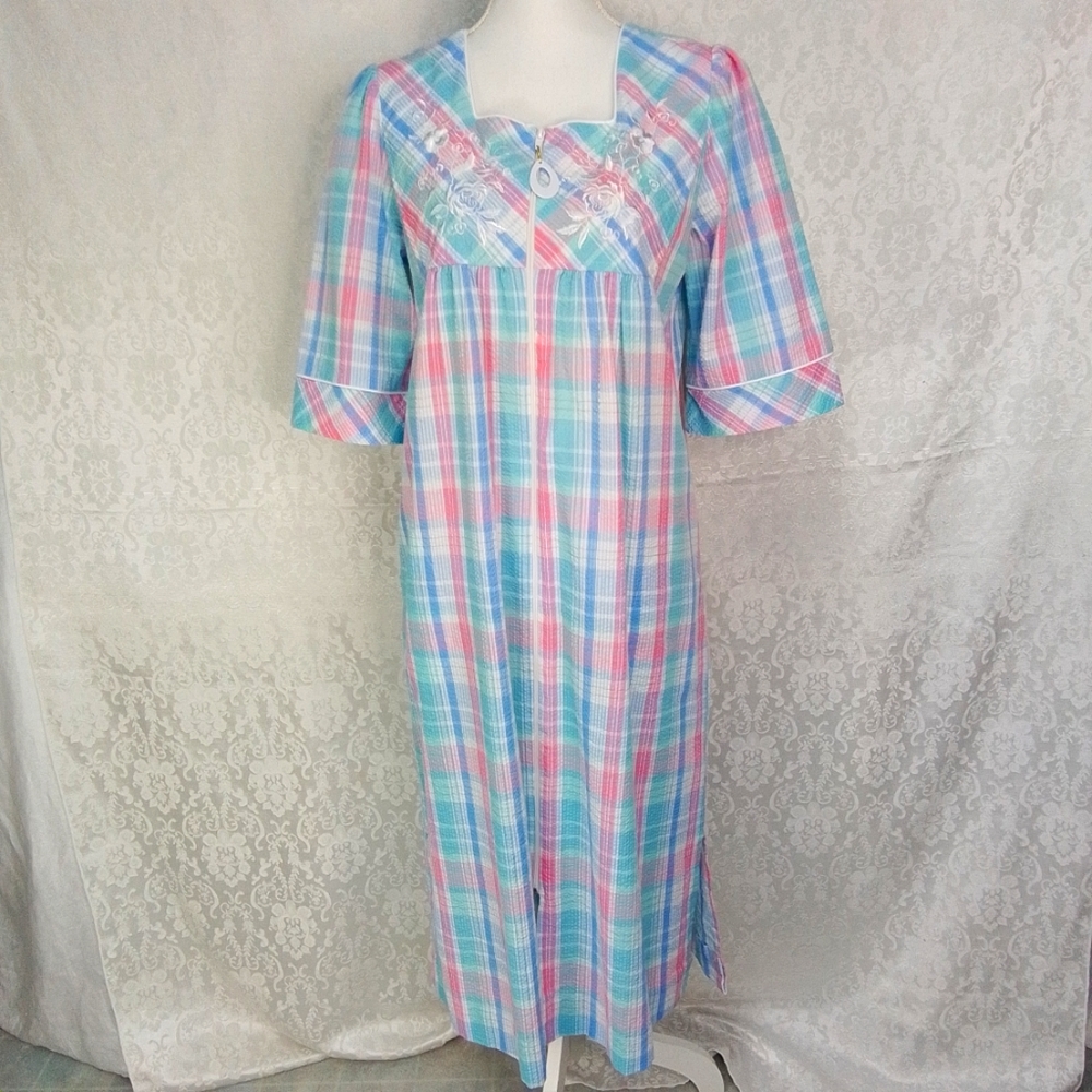 Heavenly Bodies long pastel plaid seersucker full zipper robe S